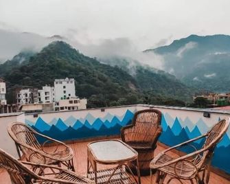 Joey's Hostel Rishikesh - Rishikesh - Balcony