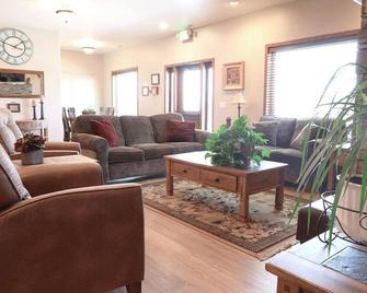 Rent 8, 9, 10 or 11 rooms with group kitchen, living & dining areas. - Heyburn