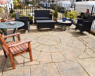 Pinewood Guest House - Whitby - Patio