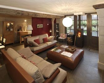 Large charming cottage 9 ha landscaped park with swimming pool, tennis court and fishing facilities - Saint-Dizier-la-Tour - Sala de estar