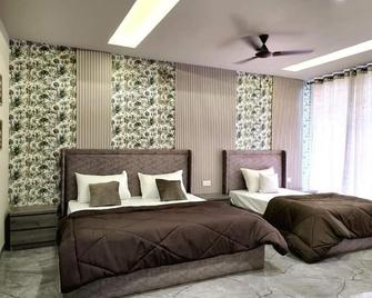 Zipcode Stay : Deluxe Triple Room - Agra
