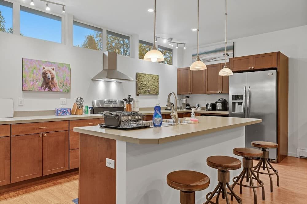 The Wildlife Gallery - Modern Creekfront Rental - אנקוראג' - מטבח
