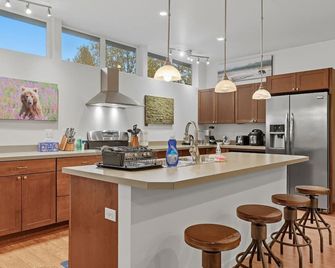 The Wildlife Gallery - Modern Creekfront Rental - Anchorage - Cocina