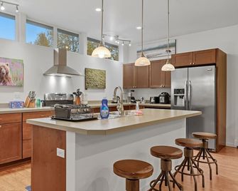The Wildlife Gallery - Modern Creekfront Rental - Anchorage - Kitchen