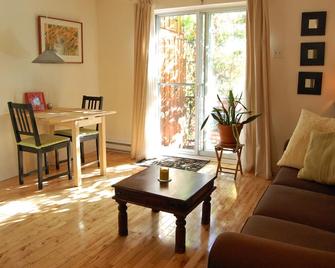 Lovely and quiet location near the Botanical Garden, 15 min downtown. - Montreal - Living room
