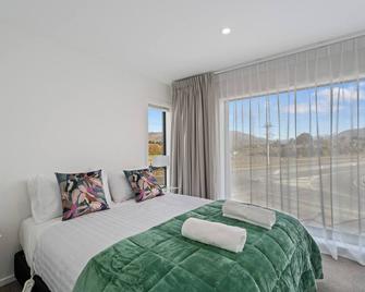 Alpine Grandview Luxury Townhouse - Explore Wanaka - Wanaka - Bedroom