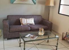 Charming Apartment W/Pool And Just Steps From The Beach. Great Location! - San Juan - Living room