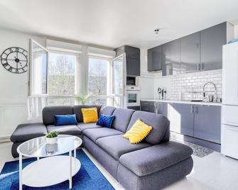 'Le Sérénity ', Appartement spacieux ,balcon, parking privé gratuit, proche CDG et Stade de France - Stains - Salon