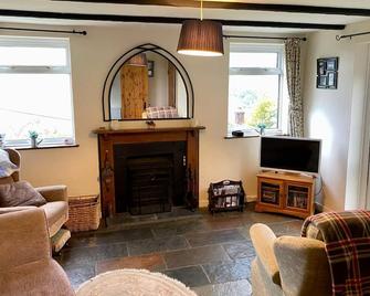 Country Cottage With Truly Amazing Views Over The River Wye valley. Pet friendly - Monmouth - Living room