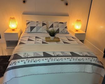 La Capsula del Amor / The Capsule of Love - Hialeah - Bedroom