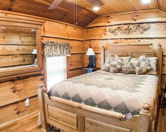 5 minutes from Massanutten resort - hot tub fire pit sleeps up to 10 riverfront - Elkton - Bedroom