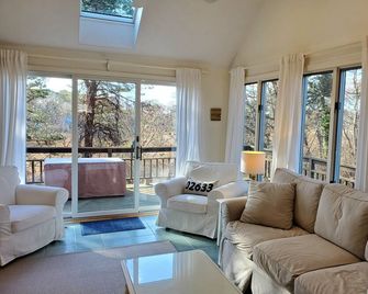 Spacious, private cottage just a few minutes walk to Ridgevale Beach! - Chatham - Living room
