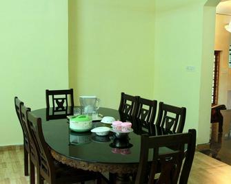 Escape to Paradise: Luxury Villa for Short-Term Rentals in Kerala - Kottayam - Dining room