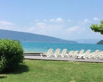 La Baie des Voiles 2 chambres 4 à 6 personnes au bord du lac plage privée - Duingt - Playa