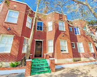 This apartment is a 0 bedroom(s), 1 bathrooms, located in Corpus Christi, TX. - Corpus Christi - Building