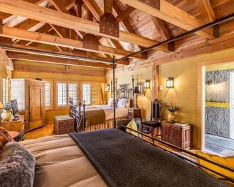 Beautiful & One-of-a-Kind Downtown Minturn Apartment. Minutes to Vail. - Minturn - Bedroom
