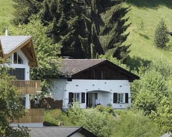 Holiday house Laax for 4 - 9 persons with 5 bedrooms - Holiday house - Laax - Gebäude
