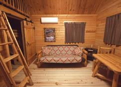 Katie's Cozy Cabins - Tombstone - Living room