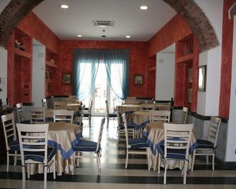 Hotel La Spiaggia - מונטרוסו אל מארה - מסעדה