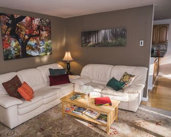 Spacious Cozy, Quiet 5 Star Apartment & Secured Parking In Seattle - Seattle - Living room