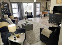 The Split Rock ~ Clean, Safe, Convenient Location - Bismarck - Living room