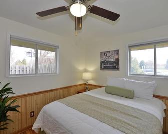 Trendy! Pro Cleaned, Self Check In - Sleeps 10 - Pleasant Prairie - Slaapkamer