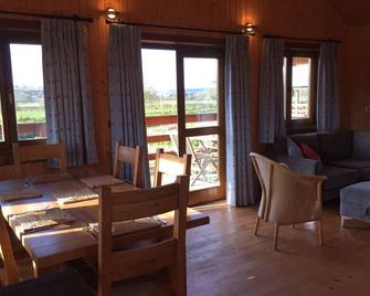 Scandinavian style chalet on a working farm in the heart of Wiltshire - Devizes - Dining room