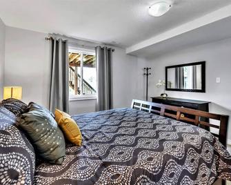 Beautiful 2 bedroom walkout basement apartment close to U of G - Guelph - Bedroom