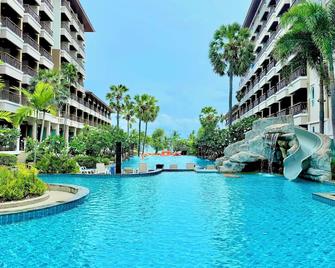 Welcome World Beachfront Resort - Pattaya - Piscina