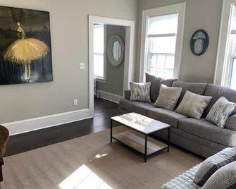 Elegant condo in Marblehead's Historic district, steps to the harbor. - Marblehead - Living room