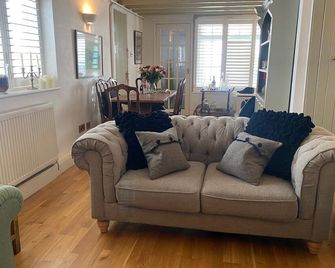 Beautiful Seaside Cottage - Seaford - Living room