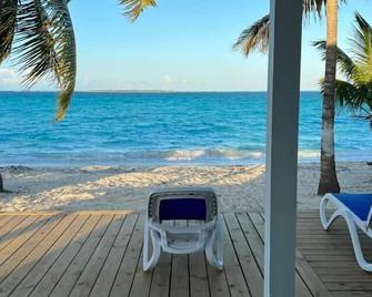 Two bedroom two bathroom beach house located 10 steps from the beach - Steventon