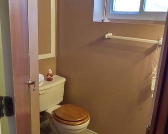 Ground Floor One Bedroom Aprtment Furnished - Phoenixville - Bathroom