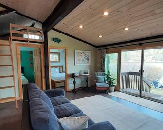 Little Dipper Retreat Lakefront Cottage, Sunsets & Kayaks! - Holland - Living room