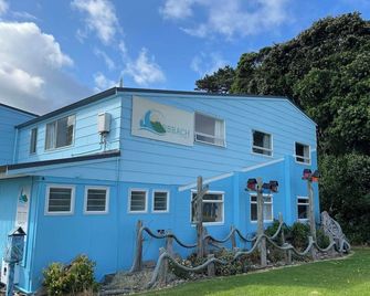 BBBach-Biggest Beach Bach Sleeps 28 + Squash Court. Price is for 10 guests - Opunake - Building