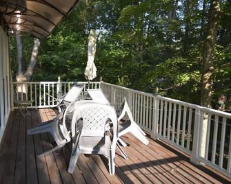 Cozy Retro Game Filled Ranch Near Downtown - Raleigh - Balcon