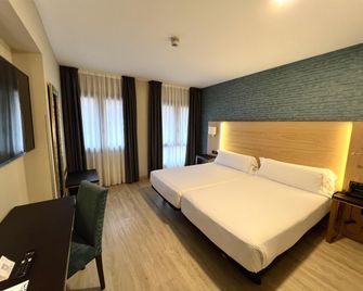 Hotel Zentral Ramiro I Oviedo - Oviedo - Quarto