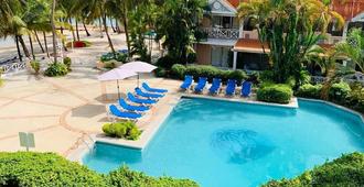 Coco Reef Resort and Spa - Crown Point - Piscina