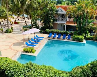 Coco Reef Resort and Spa - Crown Point - Pool