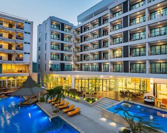 J Inspired Hotel Pattaya - Pattaya - Basen