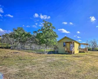 Ranch Cabin with Decks, 10 Mi to Fredericksburg - Fredericksburg - Edificio