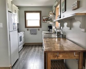 The cottage is perfect for your PEI beach vacation, made for families, sleeps 6. - Summerside - Kitchen