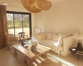 Bayonne, bright and quiet apartment - Bayonne - Living room