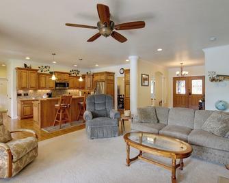 Clark Fork Riverfront Home with Dock! - Thompson Falls - Huiskamer