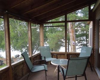 Beautiful (3 bed) Lakeside Cabin on Private Lake - Pine River - Balcony