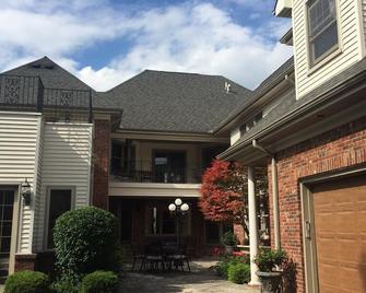 private and spacious - Rochester Hills - Budova