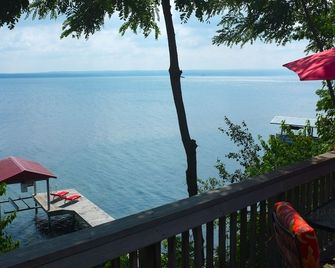 Cozy Cabin With 165 Ft Beach and wood-fired hot tub! Center of FLX wine country! - Penn Yan - Балкон
