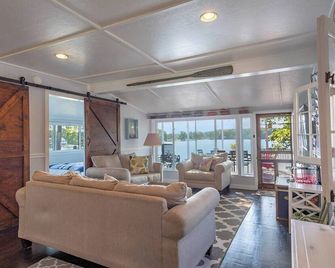 Slice-of-Heaven TC Silver Lake Cottage Spa Retreat - Traverse City - Living room