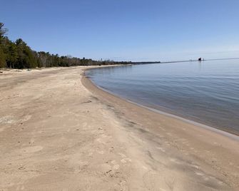 R&S Lakeside Cottage Beautiful Large Sand Beach Door County Limestone Fireplace - Sturgeon Bay - Пляж