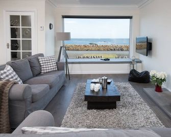 Best Sea Views- The Beach House, Beadnell, Northumberland - Fabulous Sea Views - Chathill - Living room